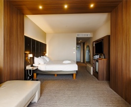 Номер Privilege c большой двуспальной кроватью в МЕРКЮР ТЮМЕНЬ ЦЕНТР