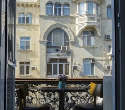 Кровать в общем номере с балконом в Travel inn
