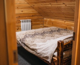 Коттедж с 2 комнатами с балконом и с красивым видом из окна в Медвежья поляна