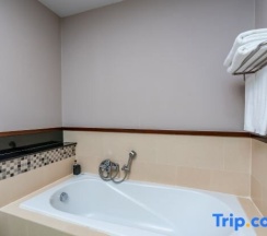 Двухместный номер Deluxe с частичным видом на море двуспальная кровать в Tara Mantra Cha Am Resort