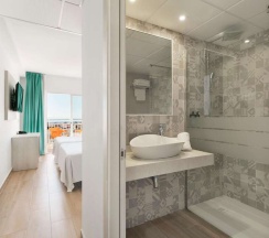 Двухместный номер с видом на бассейн двуспальная кровать в Hotel Best Lloret Splash