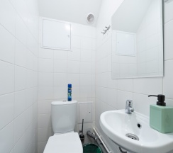 Спальное место в комнате для мужчин в Star home