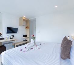 Двухместный номер Deluxe с балконом двуспальная кровать в La Vista Patong Hotel