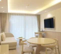 Семейный люкс Plus Outdoor Bathtub с 2 комнатами в Wyndham Garden Naithon Phuket