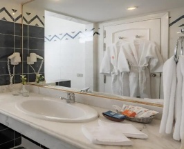 Четырёхместный номер Connected с видом на сад в Desert Rose Resort