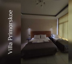 Трёхместный номер Superior с балконом и с красивым видом из окна в Villa Primorskое