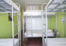 Кровать в общем номере в OYO 1054 Phuket Backpacker Hostel