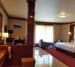 Двухместный полулюкс с балконом двуспальная кровать в Erawan Hotel