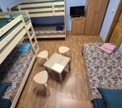 Кровать в общем номере в Зима