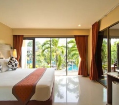 Четырёхместный семейный люкс с 2 комнатами с видом на бассейн в Green Park Resort