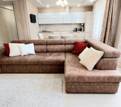 Апартаменты с балконом и с красивым видом из окна в Апартаменты в центре с тремя спальнями на Червякова 55 рядом с парком Победы