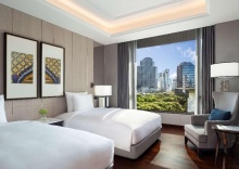 Трёхместный люкс Grand в Sindhorn Kempinski Hotel Bangkok