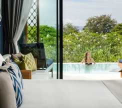 Двухместный люкс Deluxe с доступом в бассейн с балконом и с видом на море двуспальная кровать в Avista Grande Phuket Karon - MGallery