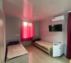 Номер стандарт семейный с 3 односпальными и 1 двуспальной кроватью в Алешкина мечта