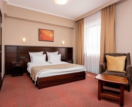 Двухместный люкс с видом на горы двуспальная кровать в Best Western Plus Atakent Park Hotel