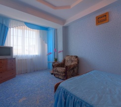 Трёхместный номер Standard с балконом и с красивым видом из окна в Golden Lady