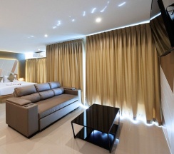 Люкс с балконом в La Vista Patong Hotel