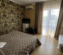 Четырёхместный семейный номер Superior с балконом и с красивым видом из окна в Morskoy priboy