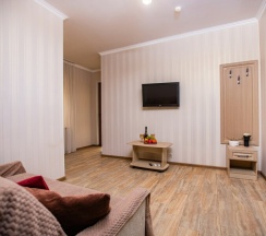 Комфорт двухкомнатный с гардеробной и балконом до 5 гостей в Джульетта