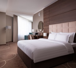 Номер Junior Room Great с большой двуспальной кроватью, кресло-кроватью и диван-кроватью в Movenpick Resort&SPA Anapa Miracleon