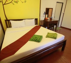 Бунгало Superior с балконом и с видом на бассейн в Tharathip Resort