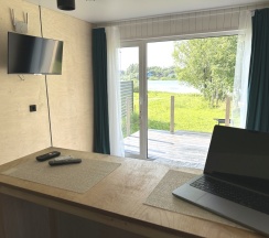 Двухместный Дом с террасой На берегу реки возле пирса с видом на реку двуспальная кровать в Semvoda