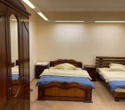 пятиместный номер с двумя двумя двухспальными кроватями и односпальной кроватью в Неделина