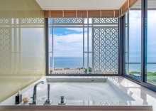 Люкс Grand с балконом и с видом на море в Baba Beach Club Hua Hin Luxury Pool Villa Hotel by Sri Panwa