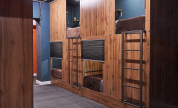 Кровать в общем номере в Gagarin Capsule Hotel