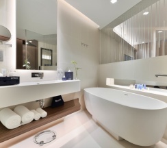 Номер Deluxe с балконом и с красивым видом из окна в Отель Dream Phuket Hotel and Spa