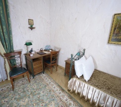 Двухместный номер стандарт первой категории с 2 односпальными кроватями с видом на монастырь в Покровская