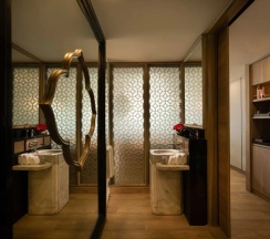 Двухместный люкс Deluxe c гидромассажной ванной с балконом и с видом на море двуспальная кровать в Avista Grande Phuket Karon - MGallery