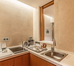 Люкс Residential, с доступом в Swiss Executive Lounge - с большой двуспальной кроватью в Swissotel Красные Холмы