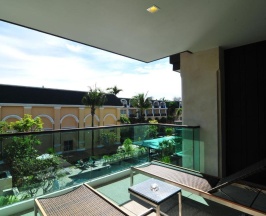 Четырёхместный номер Sunset Deluxe с балконом и с видом на бассейн в Phuket Graceland Resort And Spa