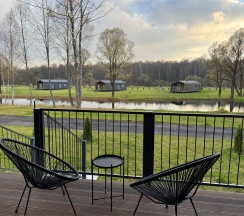 Коттедж с панорамной ванной, двумя спальнями, террасой с видом на озеро и мангальной зоной в Бунин ручей