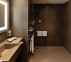 Номер Люкс для маломобильных - с двуспальной кроватью в Novotel Москва Киевская