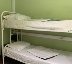 Кровать в общем номере (мужской номер) с красивым видом из окна в ХотелХот Перово