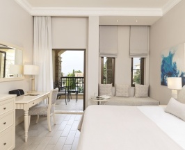 Двухместный номер Deluxe с видом на сад двуспальная кровать в Aphrodite Hills Hotel
