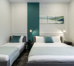 Семейный с 1 двухспальной кроватью и 1 односпальной кроватью в Арт Март