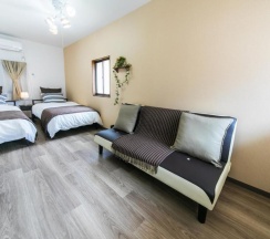 Коттедж с 5 комнатами в Nao's House USJ
