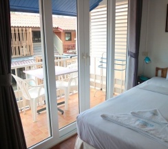 Двухместный номер Comfort с балконом двуспальная кровать в Sunshine Guest House