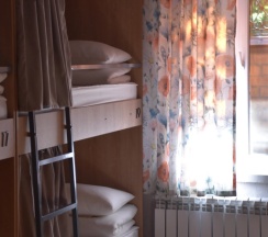 Кровать в общем номере в Aruu Hostel