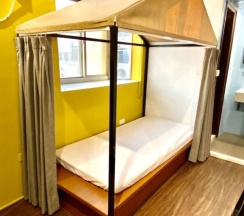 Кровать в общем номере с балконом в Bayhouse Hostel Penghu