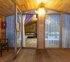 Двухместное шале Classic с красивым видом из окна двуспальная кровать в Forest house resort