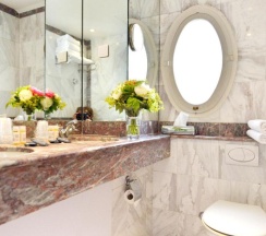 Двухместный люкс двуспальная кровать в Hôtel Suites Unic Renoir Saint Germain