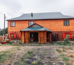 “FAMILY ROOM” благоустроенный номер с двуспальной кроватью, угловым диваном и кухней в Семейный