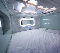 Двухместная капсула двуспальная кровать в Caps Lock hotel