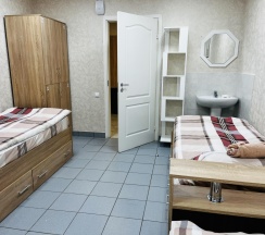 Кровать в 4-местном общем мужском номере в Темпер прайд