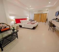Двухместный люкс c 1 комнатой (двуспальная кровать) в Armoni Patong Beach Hotel