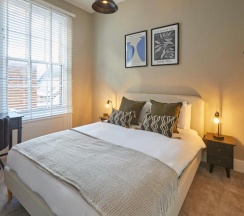 Коттедж с 5 комнатами в Host Stay Castle View